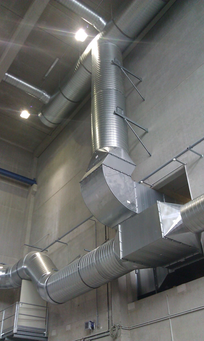 Be- und Entlüftung für eine Produktionshalle mit 64.000m³/h Luftvolumen über ein zentrales Lüftungsgerät in einer Technik Zentrale.